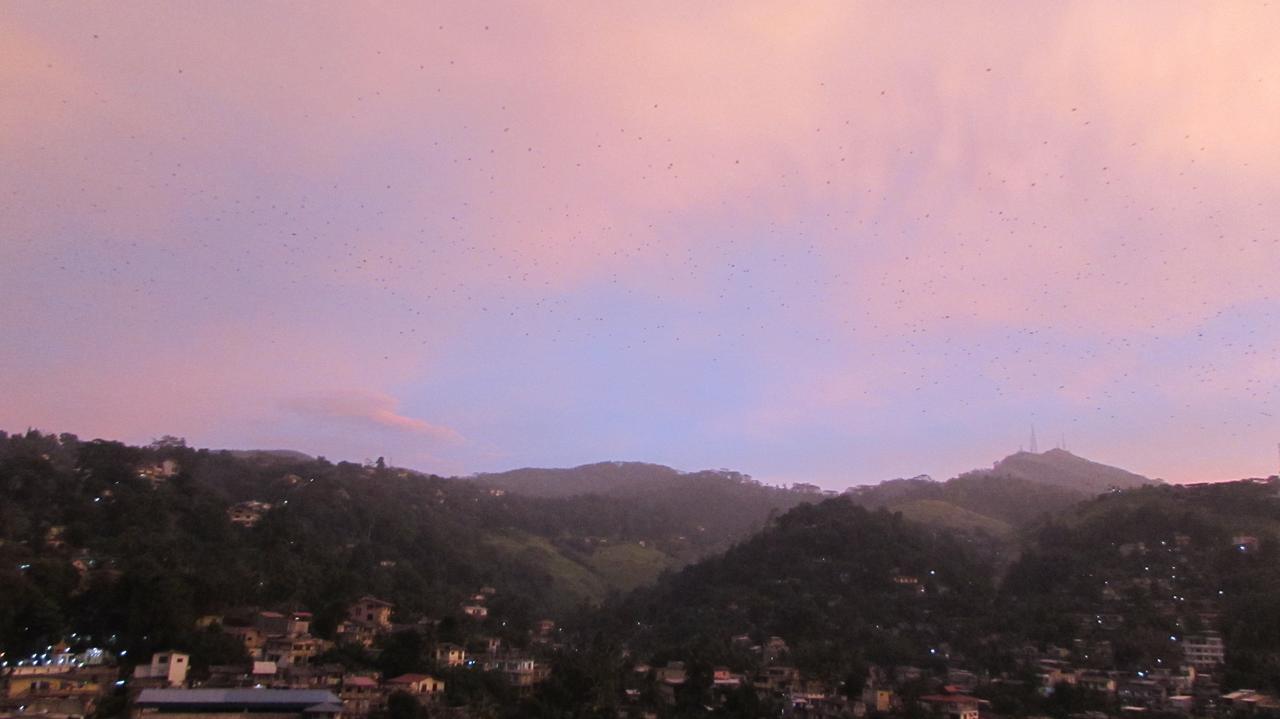 Hotel Bunk Planet Kandy Esterno foto