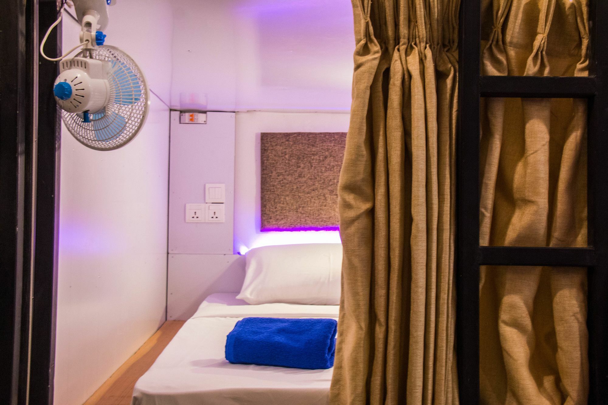 Hotel Bunk Planet Kandy Esterno foto